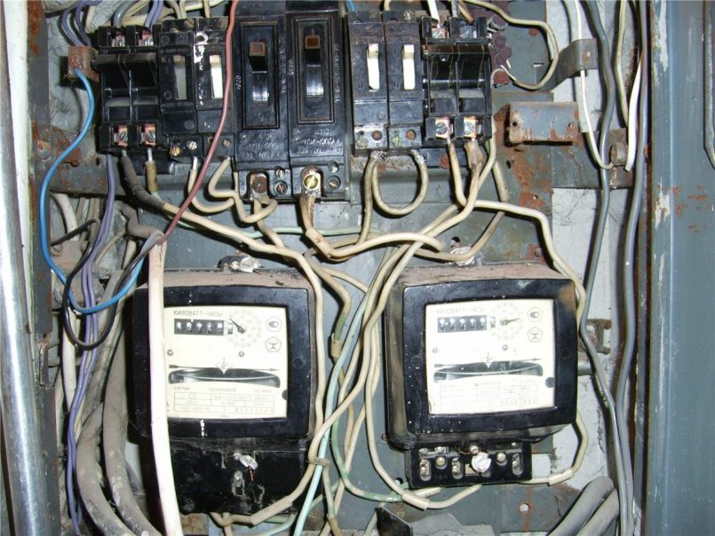 Старые электросчетчики в МКД. Умный счётчик электроэнергии в многоквартирном доме. Прибор учета электроэнергии в МКД В Старом доме. Установка электросчетчика в МКД. Замена счетчиков в многоквартирном доме